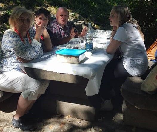 Anna Maria Traversa (prima da sx) nel corso della tombola di beneficenza organizzata lo scorso settembre