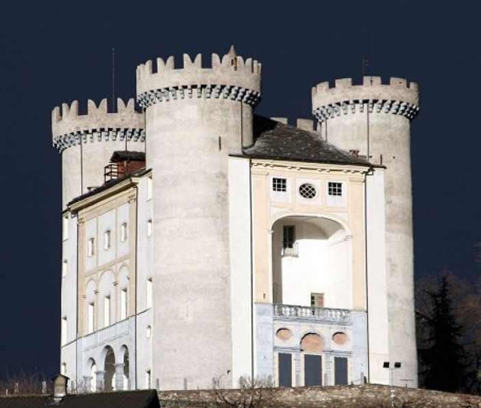 Il Castello di Aymavilles illuminato di blu per rilanciare la lotta all'autismo