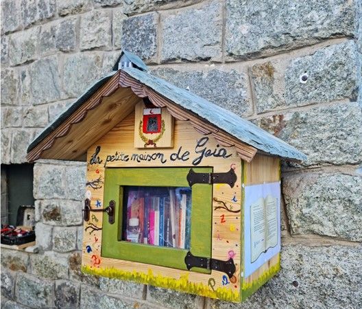 Oyace: Installata la terza casetta per scambio libri Oyace: Installata la terza casetta per scambio libri