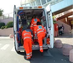 Ambulanza con ferito in emergenza a bordo si ribalta dopo scontro Ambulanza con ferito in emergenza a bordo si ribalta dopo scontro