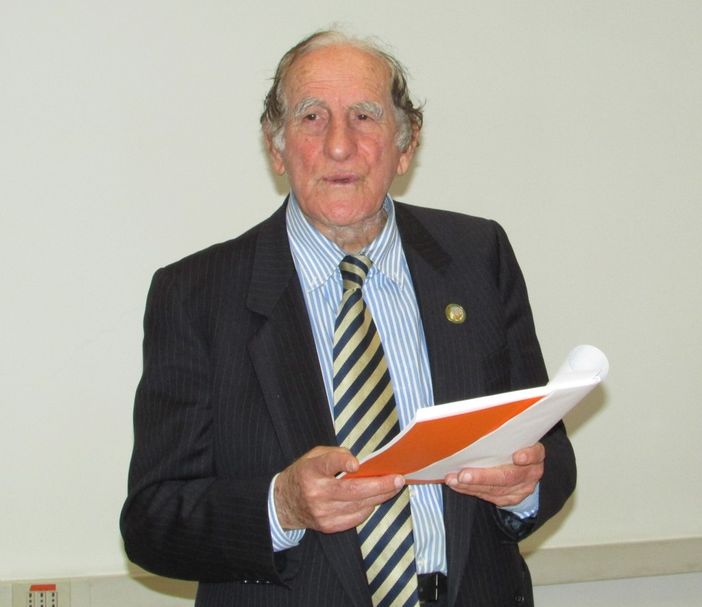 Il professor Orlando Formica mentre illustra la sua relazione