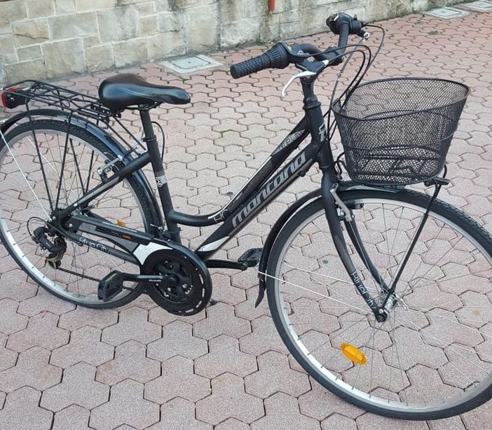 La bicicletta recuperata dai carabinieri e in attesa di essere riconsegnata alla proprietaria