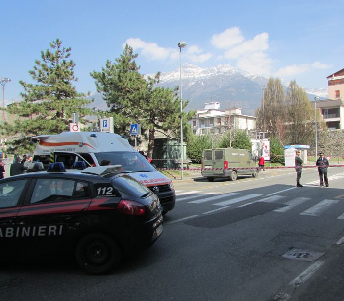 Qui e nelle foto in basso, Artificieri e Forze dell'ordine nei pressi del ritrovamento del presunto ordigno in piazza Plouves