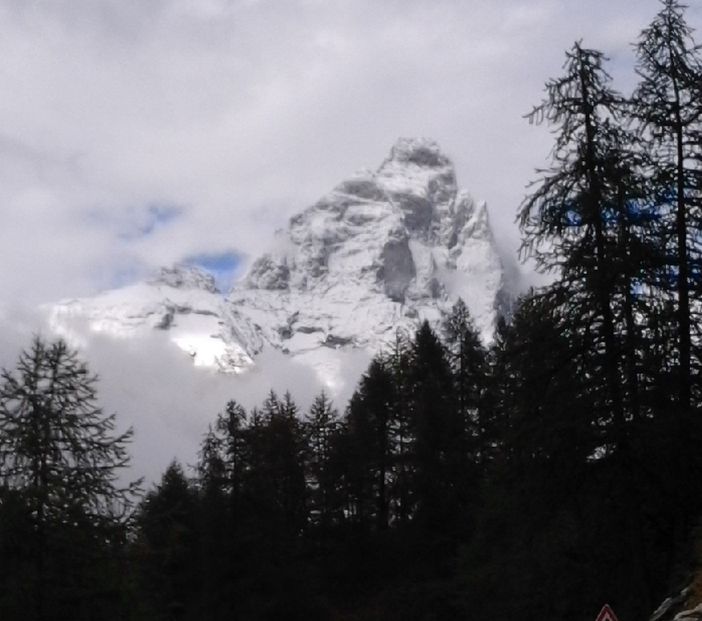 Il Cervino come appariva oggi dopo la schiarita che ha permesso la discesa a valle dei sette alpinisti (foto Marco Pellissier)
