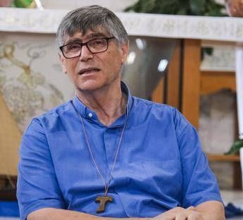 Napoli, minaccia a don Maurizio Patriciello durante la messa a Caivano