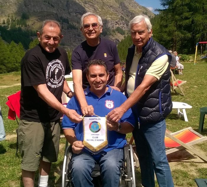 Gemellaggio tra Disval e Panathlon du Val d’Aoste ; da sn Carlo Gobbo, Roberto  Carta Fornon, Michele Tropiano; sulla carrozzella Egidio Marchese