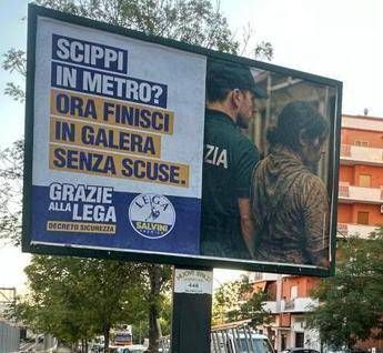 Roma e i manifesti su decreto Sicurezza, Lega: "Comune viola art.21 Costituzione" Roma e i manifesti su decreto Sicurezza, Lega: "Comune viola art.21 Costituzione"