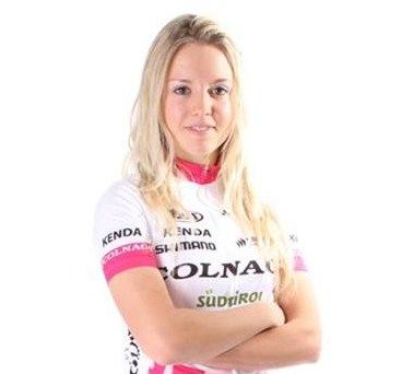 Emilie Collomb con i nuovi colori della Colnago. All'interno Saravalle e Pesse alla presentazione del Biesse Carrera (stampa@acmediapress.com)