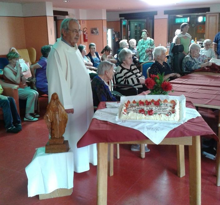 Don Eliseo Gerbaz festeggiato dai parrocchiani