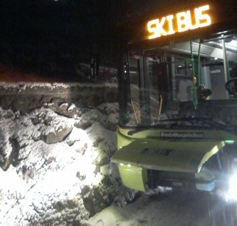 Il mezzo della Svap finito contro i blocchi di neve