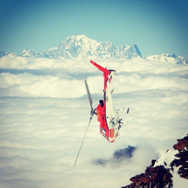 Un elicottero della Pellissier in acrobazia sopra il massiccio del Rosa (immagine tratta da profilo Fb) Un elicottero della Pellissier in acrobazia sopra il massiccio del Rosa (immagine tratta da profilo Fb)