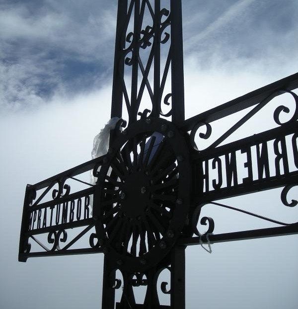 La croce di vetta ai 4.478 metri di quota sul Cervino La croce di vetta ai 4.478 metri di quota sul Cervino