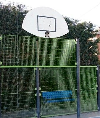 Uno scorcio del campetto di basket di via Grand Eyvia