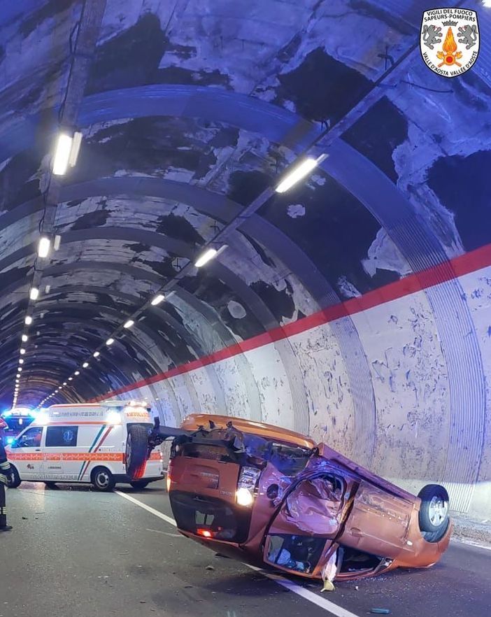 Auto capotta nella galleria di Arvier Auto capotta nella galleria di Arvier