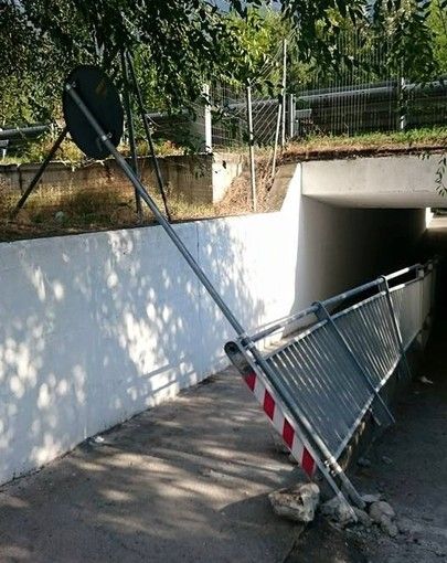 L'accesso del voltino lungo ciclopedonale preso di mira da vandali lo scorso agosto L'accesso del voltino lungo ciclopedonale preso di mira da vandali lo scorso agosto