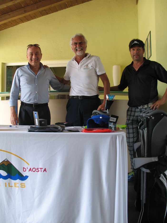 Il prestigioso primo Seniores consegnato al vincitore Pier Eugenio Nebiolo dal presidente del circolo Andrea Leonardi e da Enrico Bertaina. Nelle foto sotto Mario Bartaccioli, I° netto di I° categoria, e il gruppo dei giocatori sul green