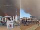 Incendio in pineta, fiamme lambiscono le spiagge di Baia Domizia: bagnanti in fuga - Video