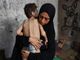 Gaza, una mamma abbraccia suo figlio denutrito (MAHMOUD ISSA) Gaza, una mamma abbraccia suo figlio denutrito (MAHMOUD ISSA)
