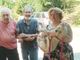 Nel giardino dello chef, da sinistra: lo scrittore Lodovico Marchisio, lo chef Edy Monnet e Roberta Maffiodo, moglie di Marchisio (ph. Adriana Bergagna) Nel giardino dello chef, da sinistra: lo scrittore Lodovico Marchisio, lo chef Edy Monnet e Roberta Maffiodo, moglie di Marchisio (ph. Adriana Bergagna)