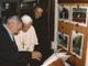 Papa Benedetto XVI con l'allora sindaco di Introd, Osvaldo Naudin, in visita la museo Giovanni Paolo II di Les Combes-Introd (foto Maison Musée Jean-Paul II)