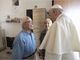 Papa Francesco e due anziani