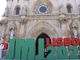 Il logo Gmg 2023 davanti alla cattedrale di Lisbona