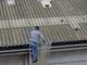 Nell'immagine di repertorio, rimozione di amianto da un tetto industriale