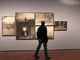 Un visiteur de l'exposition &quot;Désir de liberté&quot;, qui de le 15 octobre est à Berlin