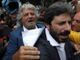 Beppe Grillo e Roberto Fico circondati da giornalisti (blog davidemaggio,it)