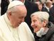 Papa Francesco saluta una anziana
