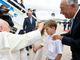 L'arrivo del Papa in Portogallo e la sua benedizione di Margarida e José, i due bambini che gli hanno portato i fiori appena sceso dall'aereo