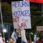 Gaza, 600 giorni di guerra: famiglie ostaggi protestano contro governo a Tel Aviv