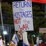 Gaza, 600 giorni di guerra: famiglie ostaggi protestano contro governo a Tel Aviv