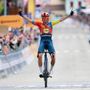 Giro d'Italia, Carlos Verona vince quindicesima tappa. Del Toro sempre in rosa