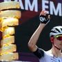 Giro d'Italia, Ayuso si ritira dopo la puntura di un calabrone