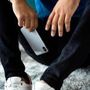Gli tolgono il cellulare, adolescente finisce in ospedale con crisi d'astinenza