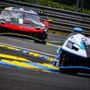 Follia a Le Mans, pilota prende a pugni finestrino dopo tamponamento con Ferrari