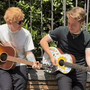 Ed Sheeran e Alfa cantano e suonano insieme, duetto inaspettato a Roma - Video