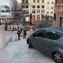 Roma, auto finisce su scalinata di Trinità dei Monti: soccorso 81enne al volante