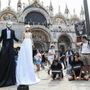 Flash mob di protesta e ultimi arrivi vip, a Venezia è ora della prima festa nuziale di Bezos e Sanchez