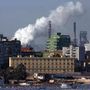 Ex Ilva Taranto, incendio sull'escavatore: operaio scappa e riporta fratture multiple