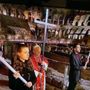 La prima Via Crucis di Papa Leone, porta la croce per tutte le quattordici stazioni