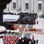 “Tutti, tutti, tutti” a dare l’ultimo saluto al Papa di tutti