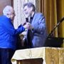 Lodovico sul palco con il dottor Alberto Marchet, direttore responsabile di neurologia all’ospedale Martini di Torino (foto Paola Tirone e Silvia Cafasso)