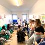 Le infermiere del SerD Simona Perrone e Lorena Tripodi spiegano alla classe il PAID (Programma ambulatoriale intensivo disintossicante per la dipendenza da alcol)