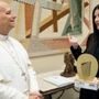 Il Papa incontra Laura Pausini che gli regala un brano ispirato a San Francesco Il Papa incontra Laura Pausini che gli regala un brano ispirato a San Francesco