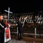 Au Colisée, Léon XIV porte la croix devant 30 000 fidèles Au Colisée, Léon XIV porte la croix devant 30 000 fidèles