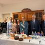Da sn: vicepes. Circolo Ornella Pizzoli; 3 universitari responsabili di reti CA VdA (Elisabetta Anro' ambiente, Luca Germanetti Europa, Beatrice Somaglia Giovani, studio-lavoro); Maria Grazia Vacchina, pres. Circolo; Paola Vacchina, Giovanni Donati; Massimo Bal, tesoriere Circolo Da sn: vicepes. Circolo Ornella Pizzoli; 3 universitari responsabili di reti CA VdA (Elisabetta Anro' ambiente, Luca Germanetti Europa, Beatrice Somaglia Giovani, studio-lavoro); Maria Grazia Vacchina, pres. Circolo; Paola Vacchina, Giovanni Donati; Massimo Bal, tesoriere Circolo