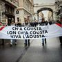 Lo striscione in via XX Settembre: da sinistra , Romeo Barailler, Ivan Barailler, Renato Ferraris, Davide Oreiller , Enrico Donnet Lo striscione in via XX Settembre: da sinistra , Romeo Barailler, Ivan Barailler, Renato Ferraris, Davide Oreiller , Enrico Donnet