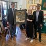 Da sn. Il Presidente Carlo Bionaz, l'Artista Mirella Todeschi e il Vicepresidente Albert Joseph Betemps Da sn. Il Presidente Carlo Bionaz, l'Artista Mirella Todeschi e il Vicepresidente Albert Joseph Betemps